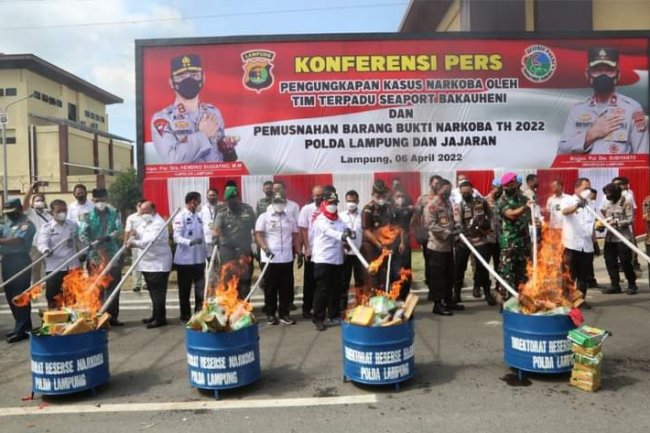 Bupati Nanang Bersama Kapolda Lampung Musnahkan Barang Bukti Narkotika Senilai 271,8 Milyar