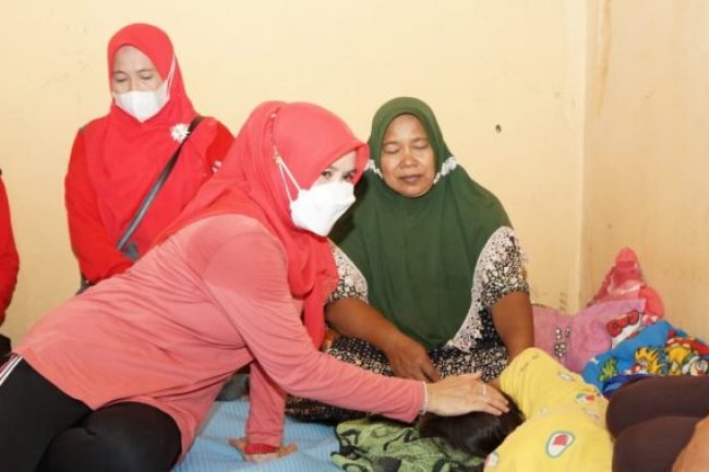 Winarni Beri Bantuan Warganya Yang Membutuhkan Di Kecamatan Palas