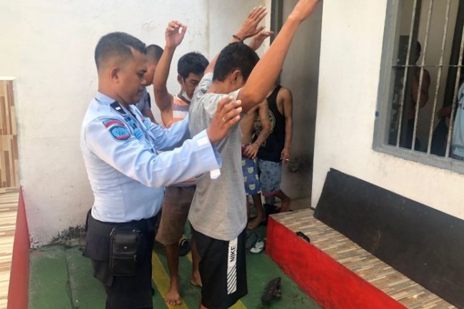Petugas Geledah Blok Hunian di Lapas Kalianda
