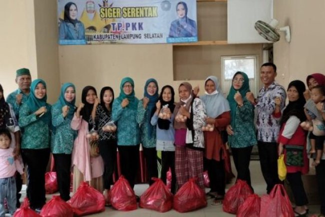 Sambut Hari Ibu Ke 94, TP PKK Kabupaten Lampung Selatan Bagikan Sembako Ke Masyarakat