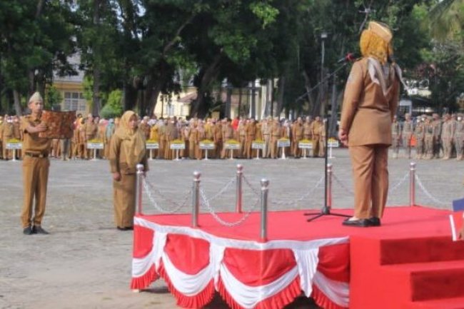 Asisten Pemerintahan Dan Kesra Eka Rianrtinawati Pimpin Upacara Mingguan Di Lingkup Pemkab Lamsel