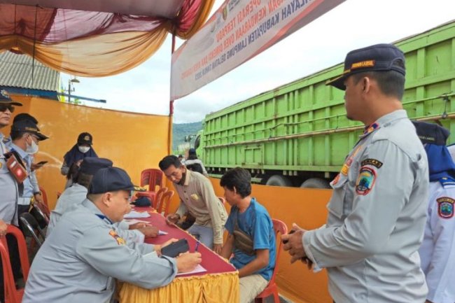 Personel Gabungan Tindak Kendaraan ODOL di Jalinsum Pantai Pasir Putih