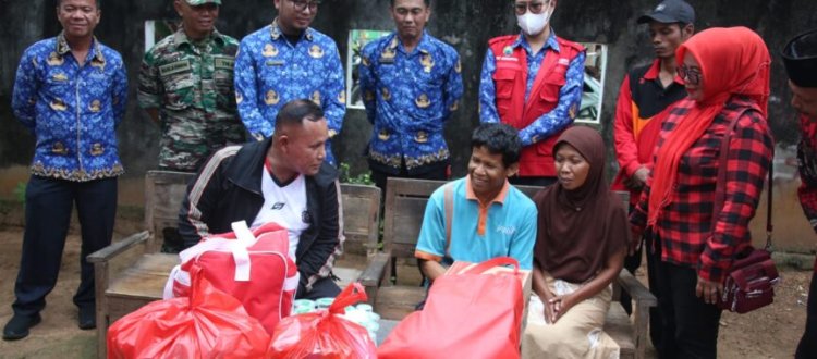 Tuntaskan Kemiskinan  di Lamsel, Bupati Nanang Berikan Bantuan Bedah Rumah 