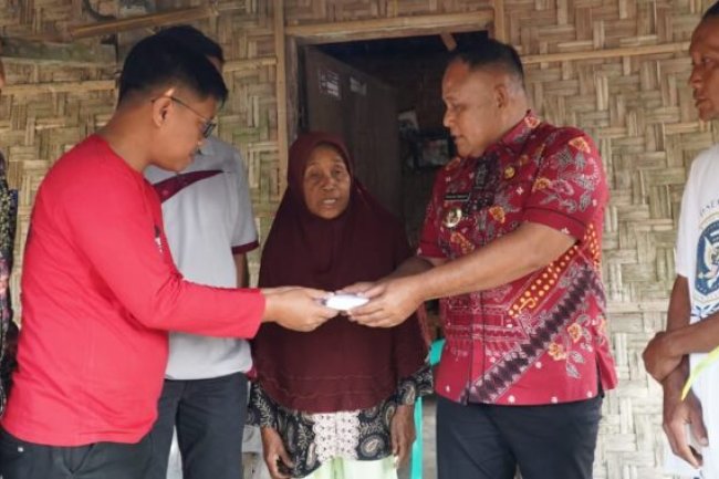 Tekan Rumah Tak Layak Huni, Bupati Nanang Kembali Serahkan Bantuan Bedah Rumah di Desa Munjuk Sampurna dan Desa Canggu