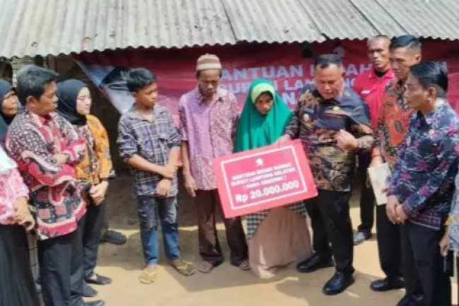 Bupati Lampung Selatan Bedah Rumah Warga Desa Trans Tanjungan Kecamatan Katibung