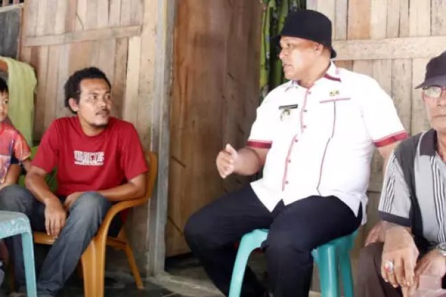 Bupati Lampung Selatan Bedah Dua Rumah Tak Layak Huni di Desa Canggu Kecamatan Kalianda
