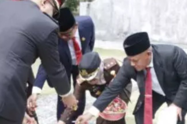 Bupati Lampung Selatan Ikuti Upacara Tabur Bunga Dalam Rangka Memperingati Hari Pahlawan Ke-78 Tahun 2023