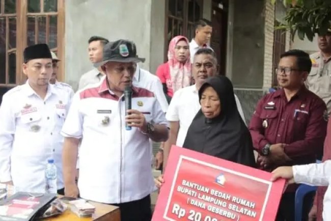 Bupati Lampung Selatan Kembali Gulirkan Bantuan Bedah Rumah Kepada Warganya Di Desa Ketapang