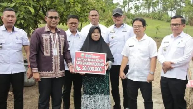 Langkah Awal 2024, Pemkab Lamsel Gandeng CSR BSI Salurkan Bantuan Bedah Rumah di Kalianda