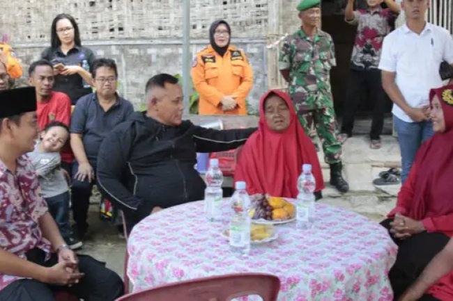 Terharu, Saidah Warga Desa Sidoasih Terima Bantuan Bedah Rumah Dari Bupati Lampung Selatan H. Nanang Ermanto