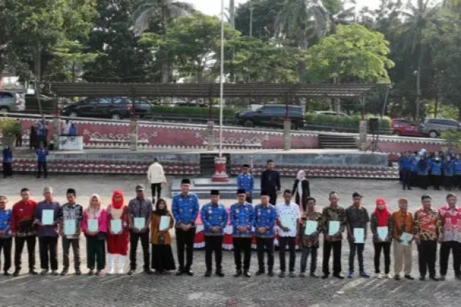 Bupati Lampung Selatan Serahkan Sertifikat Gratis Kepada Warga Penerima Bedah Rumah