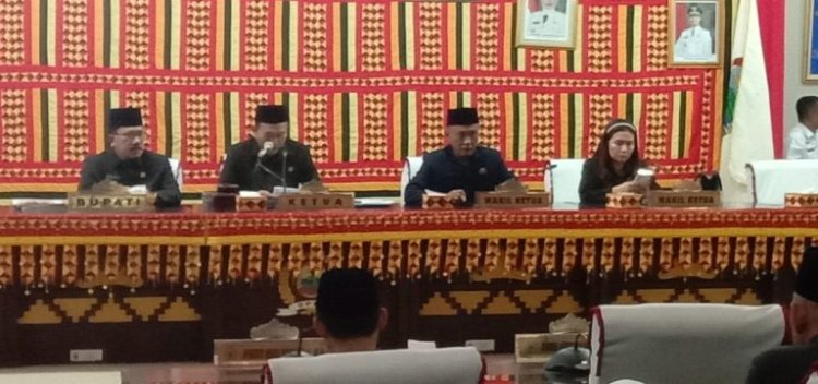 Wakil Ketua I DPRD Lamsel Agus Sartono Pimpin Rapat Paripurna Dengan Agenda Penyampaian LKPJ Tahun Anggaran 2023