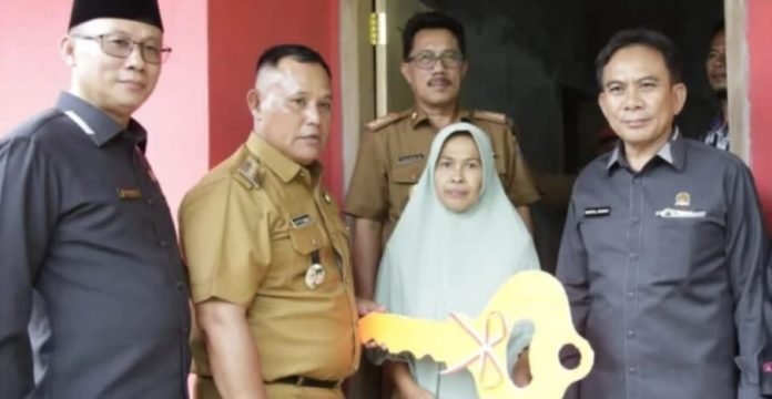 Dua Anggota DPRD Lamsel Dampingi Bupati Serahkan Bantuan Bedah Rumah di Rajabasa