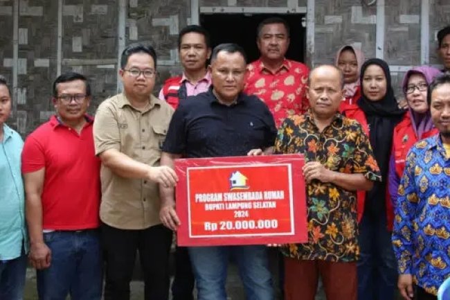 Nanang Ermanto Serahkan Bantuan 7 Unit Bedah Rumah di Kalianda