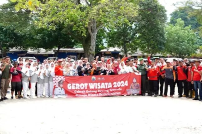 Respon Cepat Aduan Warga Soal Tumpukan Sampah, Pemkab Lampung Selatan Lakukan Aksi Gerot Wisata di Pantai Pasir Putih