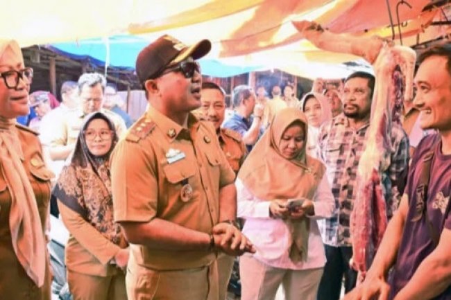 Jelang Ramadan, Wabup Syaiful Pantau Ketersediaan dan Harga Bahan Pokok di Pasar Inpres Kalianda  