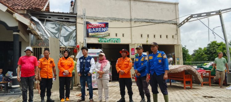 Bersama Anggota DPRD Lamsel, Camat Natar Bantu Warga Perbaikan Rumah Terdampak Puting Beliung