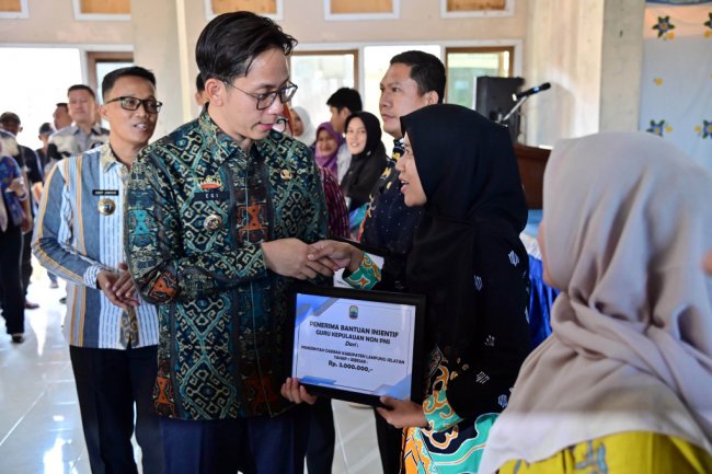 Bupati Egi Salurkan Insentif Kepada 5.160 Guru Honorer