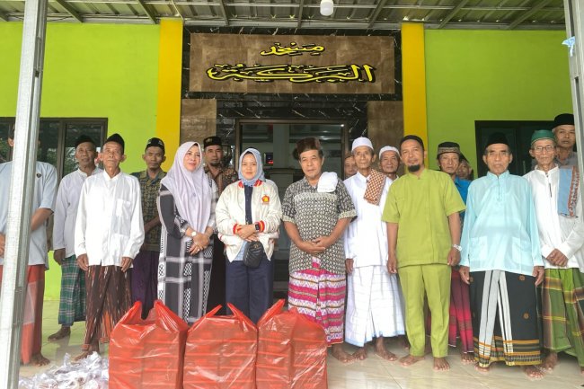 Ketua DPRD Lampung Selatan Berbagi Makan dan Takjil Untuk Masyarakat Dibulan Suci Ramadhan