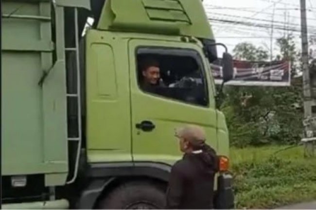 Tanggapi Keluhan Masyarakat, Anggota DPRD Lampung Selatan Turun Kejalan Tinjau Kerusakan Jalan Poros Sidomulyo-Candipuro 