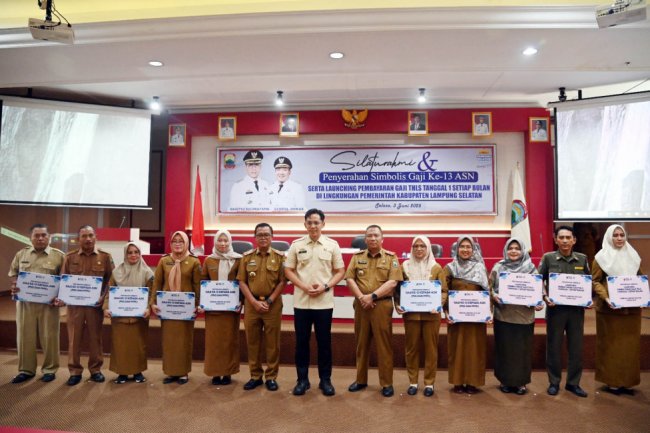 Bupati Egi Serahkan Gaji-TPP ke-13 ASN dan Launching Gajian THLS Setiap Tanggal 1