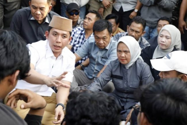 Potret Pemimpin Merakyat: Duduk di Aspal, Bupati Egi Serap Aspirasi Rakyat dengan Hati