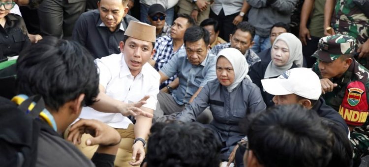 Potret Pemimpin Merakyat: Duduk di Aspal, Bupati Egi Serap Aspirasi Rakyat dengan Hati