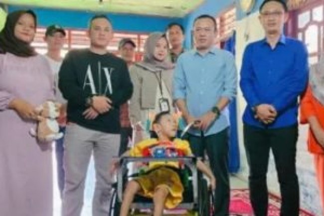 Wakili Bupati dan Anggota DPRD Lamsel Bantu Kursi Roda untuk Dua Balita Berkebutuhan Khusus