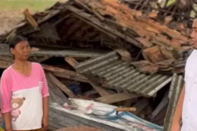 Rumah Janda Rubuh Diguyur Hujan Deras, Wakil Ketua I DPRD Lampung Selatan Merik Havit Datang Memberi Harapan Baru