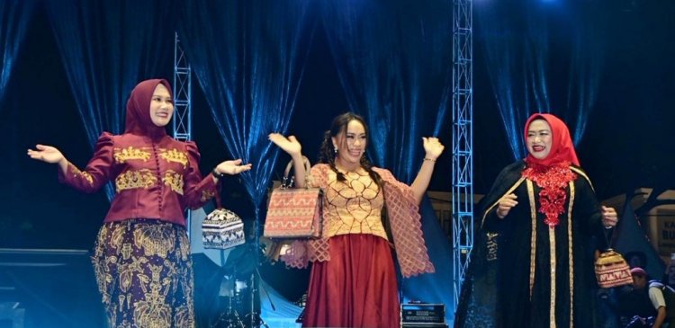 Busana Desainer Lokal Lampung Selatan Curi Perhatian di Lamsel Fest 2025, UKP Zita Anjani Tampil Memukau di Runway