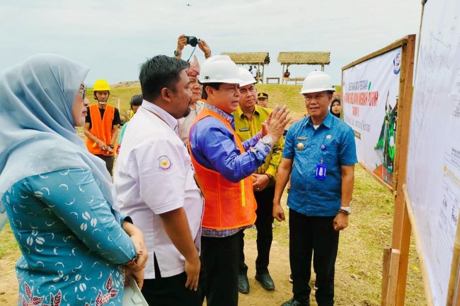 Sekda Supriyanto, melakukan peletakan batu pertama pembangunan Kampung Nelayan Merah Putih  di Desa Kunjir