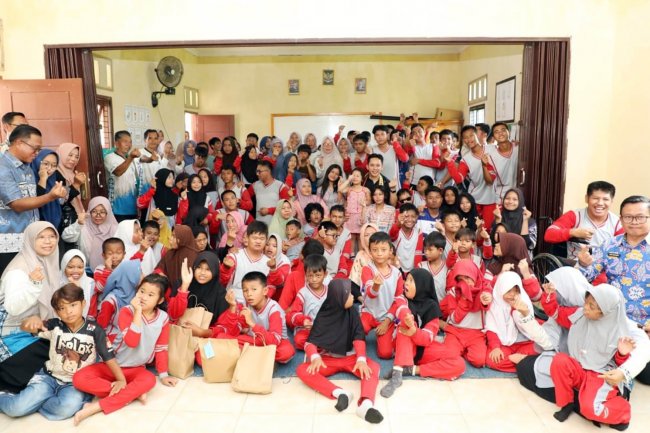 Hangat dan Penuh Empati, Bupati Egi Sambangi SLB Negeri Sidomulyo Bersama Tiga Putrinya